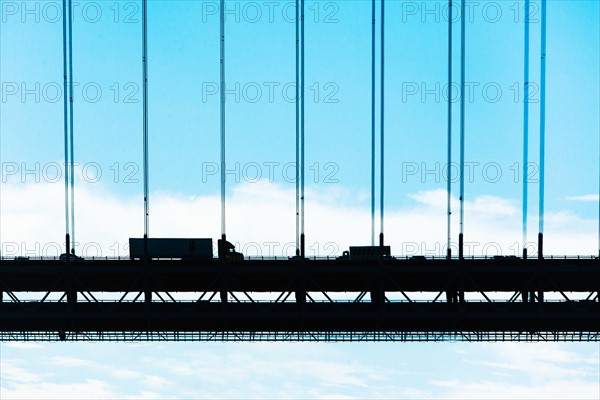 USA, New York, Brooklyn, Traffic on city bridge