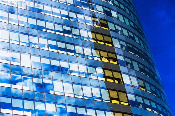 USA, New York, Clouds reflecting in glassy office building