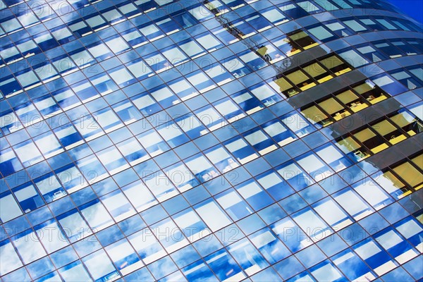 USA, New York, Clouds reflecting in glassy office building