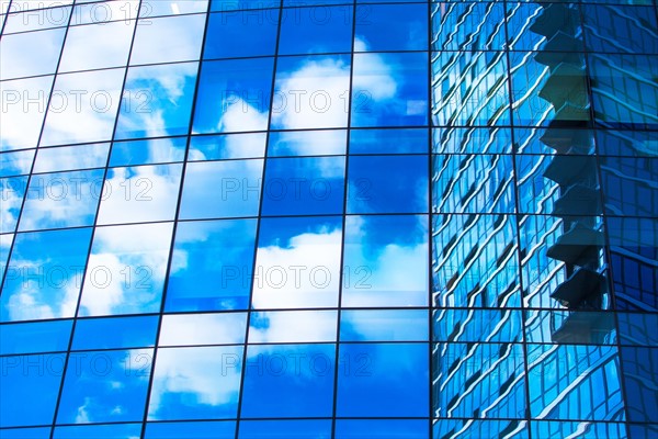 USA, New York, Clouds reflecting in glassy office building