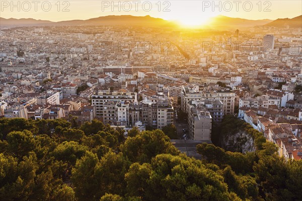 France, Provence-Alpes-Cote d'Azur, Marseille, Cityscape at dusk