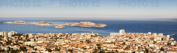 France, Provence-Alpes-Cote d'Azur, Marseille, Cityscape with sea in background
