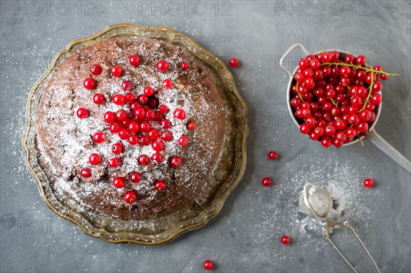 Cake with redcurrant fruits