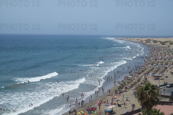 Spain, Gran Canaria, Maspalomas, Crowded beach