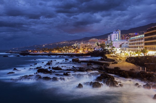 Spain, Canary Islands, Tenerife, Puerto de la Cruz, Puerto de la Cruz at night