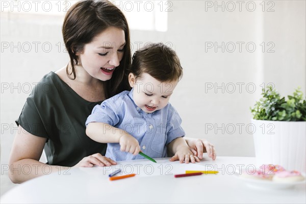 Mother drawing with son (4-5)