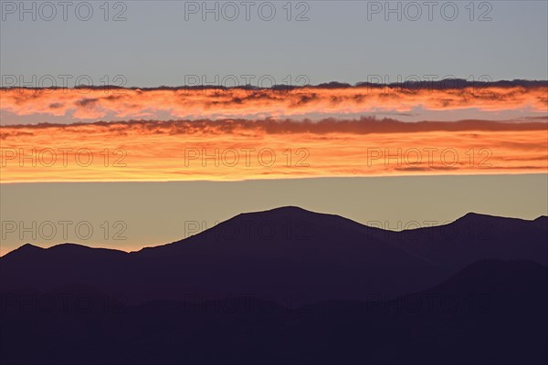 USA, Colorado, Denver, Horizontal clouds over Front Range at sunset