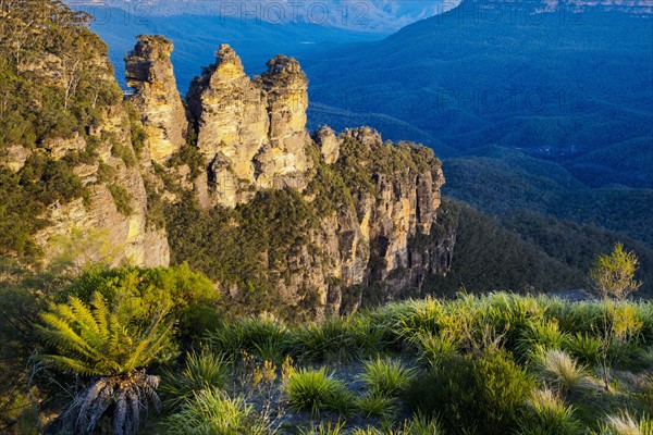 Australia, New South Wales, Katoomba, Three Sisters on sunny day