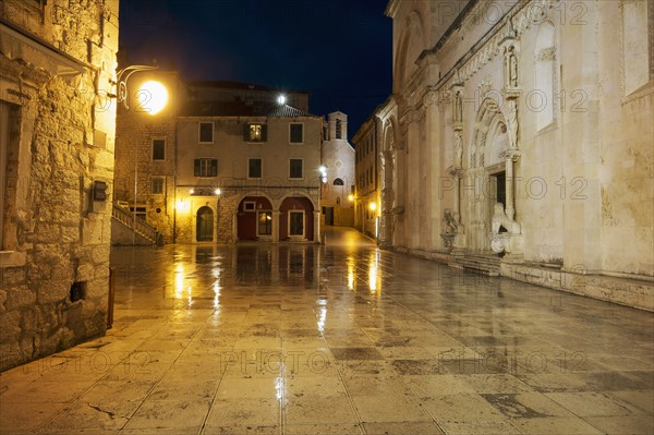 Croatia, Dalmatia, Sibenik, Old town at dusk