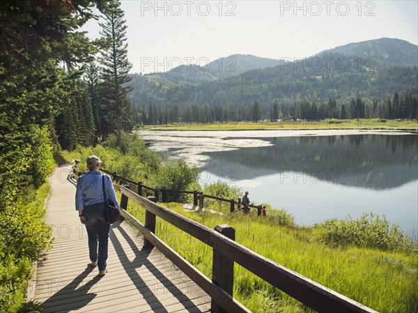 USA, Utah, Lake City, Grandparents with grandchildren (4-5) spending time by lake