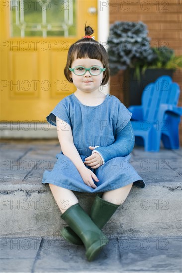 Portrait of girl (2-3) with broken arm