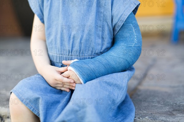 Girl (2-3) with broken arm