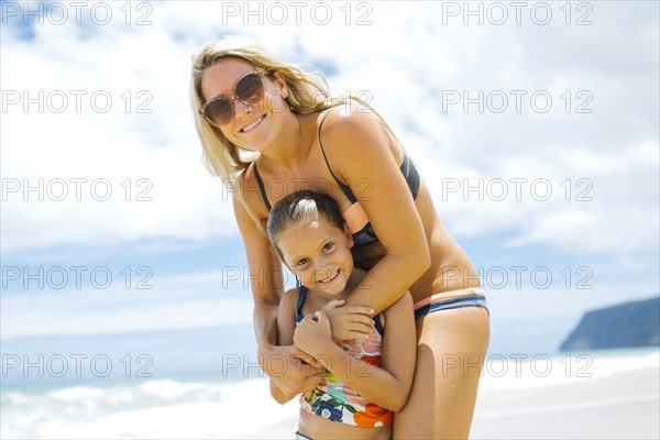 USA, Hawaii, Kauai, Mother with daughter (6-7) playing on beach