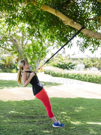 USA, Hawaii, Kauai, Woman doing trx training