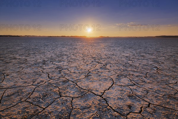 Ukraine, Dnepropetrovsk Region, Novomoskovskiy District, Lake Soleniy Lyman, Desert at sunset