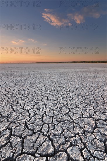 Ukraine, Dnepropetrovsk Region, Novomoskovskiy District, Lake Soleniy Lyman, Desert at sunset