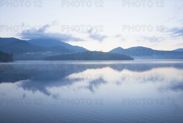 USA, New York, St. Armand, Sunrise over Lake Placid