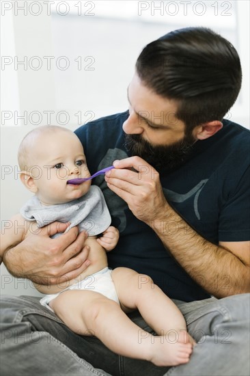Father feeding son (6-11 months)
