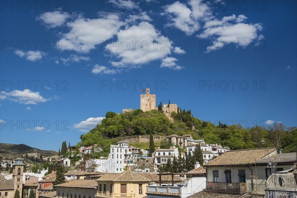 Spain, Andalusia, Granada, Plaza Nueva, Palace of Alhambra on hill