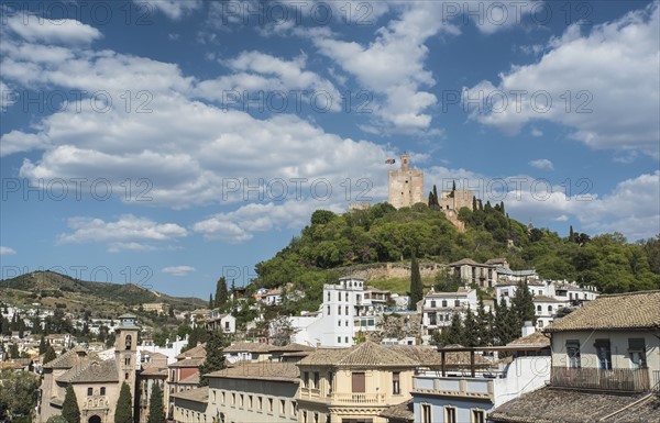 Spain, Andalusia, Granada, Plaza Nueva, Palace of Alhambra on hill