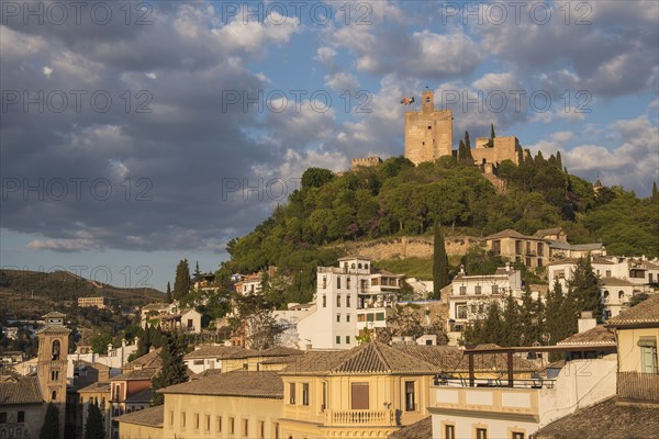 Spain, Andalusia, Granada, Plaza Nueva, Palace of Alhambra on hill