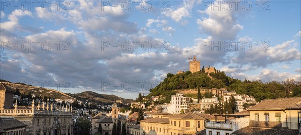 Spain, Andalusia, Granada, Plaza Nueva, Palace of Alhambra on hill