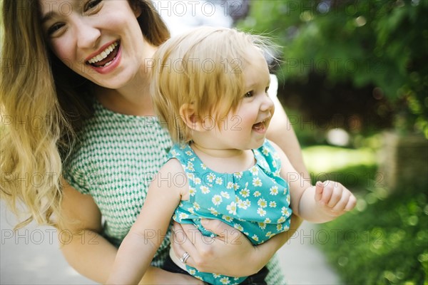 Mother carrying daughter (12-17 months)