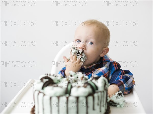 Baby boy (12-17 months) eating birthday cake