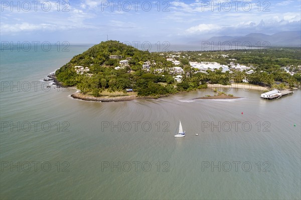 Australia, Queensland, Blue sky over coastline