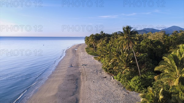 Australia, Queensland, Blue sky over coastline