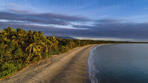 Australia, Queensland, Coastline at dusk