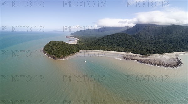 Australia, Queensland, Blue sky over coralline