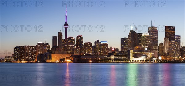 Canada, Toronto, Skyline at dusk