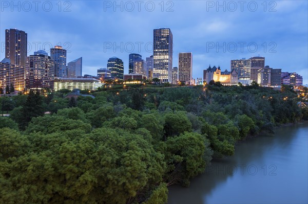 Canada, Alberta, Edmonton, Cityscape with trees and river