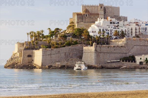 Spain, Valencian Community, Peniscola, Town with fortified wall by sea