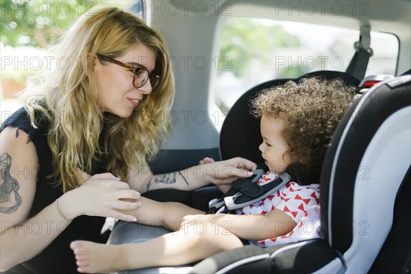 Mother and daughter (12-17 months) in car