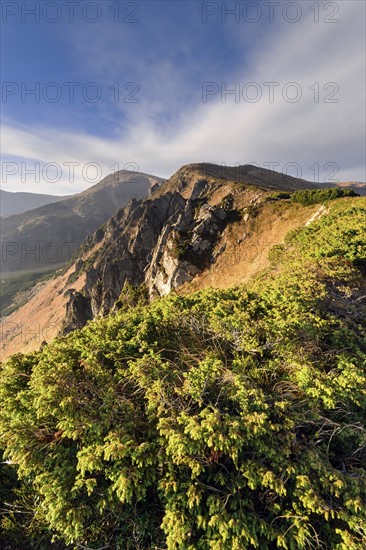 Ukraine, Ivano-Frankivsk region, Verkhovyna district, Carpathians, Chornohora, Blue sky over mountain Shpytsi