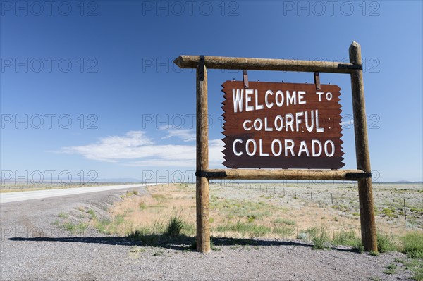 USA, Colorado, New Mexico, Border Highway 285, Clear sky over information sign