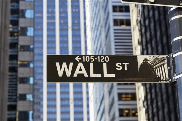 USA, New York, New York City, Lower Manhattan, Wall Street sign on building