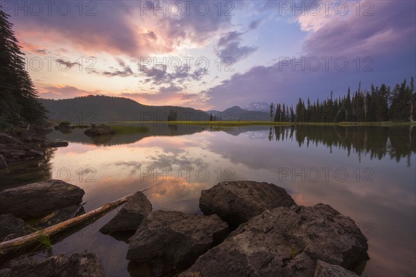 USA, Oregon, Landscape with Sparks Lake at sunset