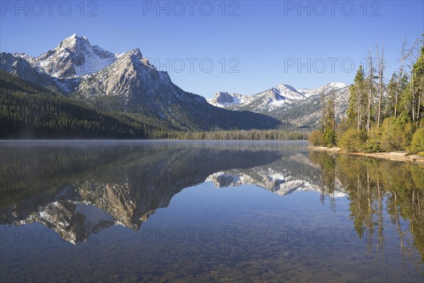 USA, Idaho, Sawtooth range with lake