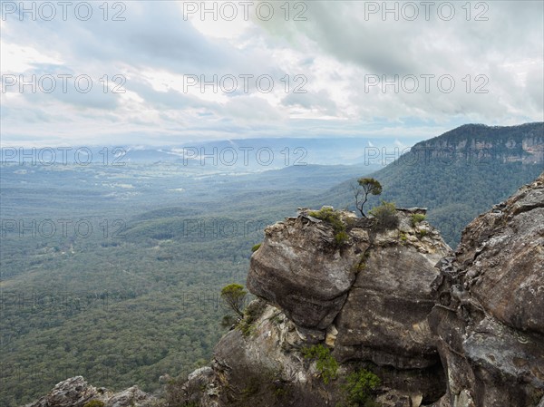 Australia, New South Wales, Katoomba, Vast valley surrounded by high rocks