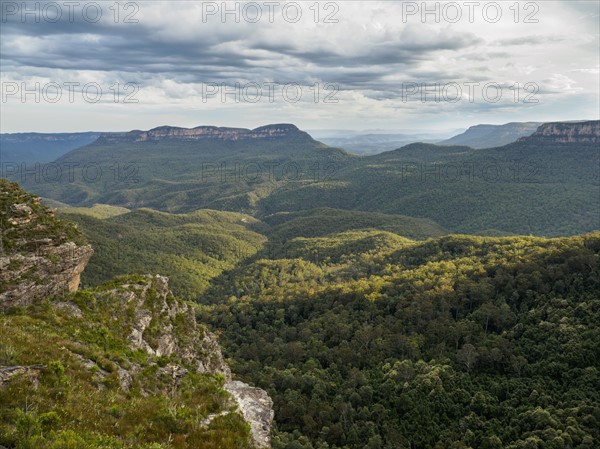 Australia, New South Wales, Jamison Valley, Storm clouds above Blue Mountains