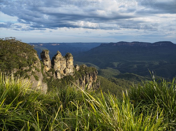 Australia, New South Wales, Blue Mountains, Landscape of Three Sisters and mountain range in background