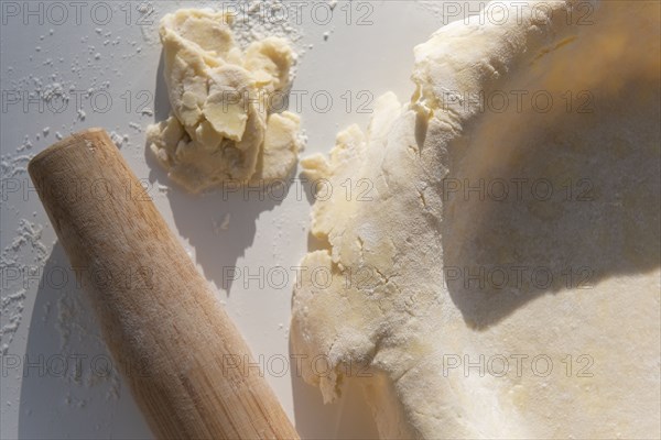 Raw pie crust with rolling pin