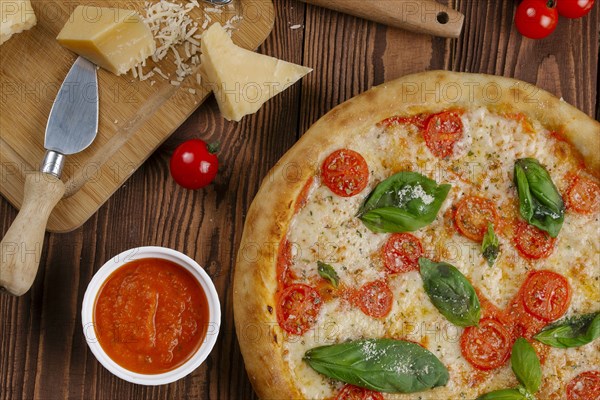 Margherita pizza with ingredients