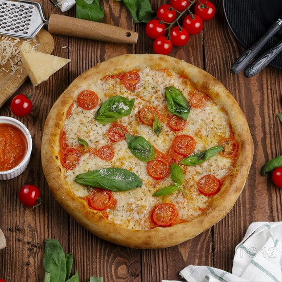 Margherita pizza with ingredients