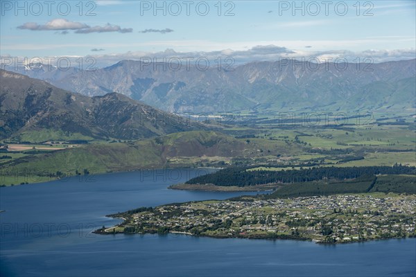 Mountains by Lake Wanaka in New Zealand