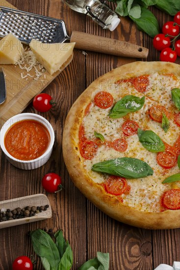 Margherita pizza with ingredients