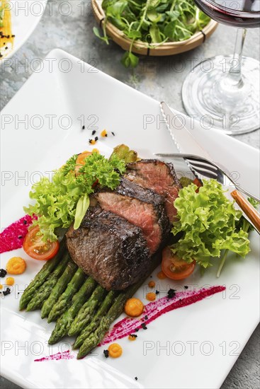Roast beef on asparagus